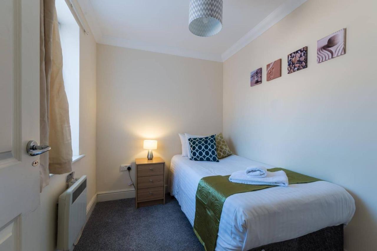 Godwin Court Apartments Swindon Exterior photo