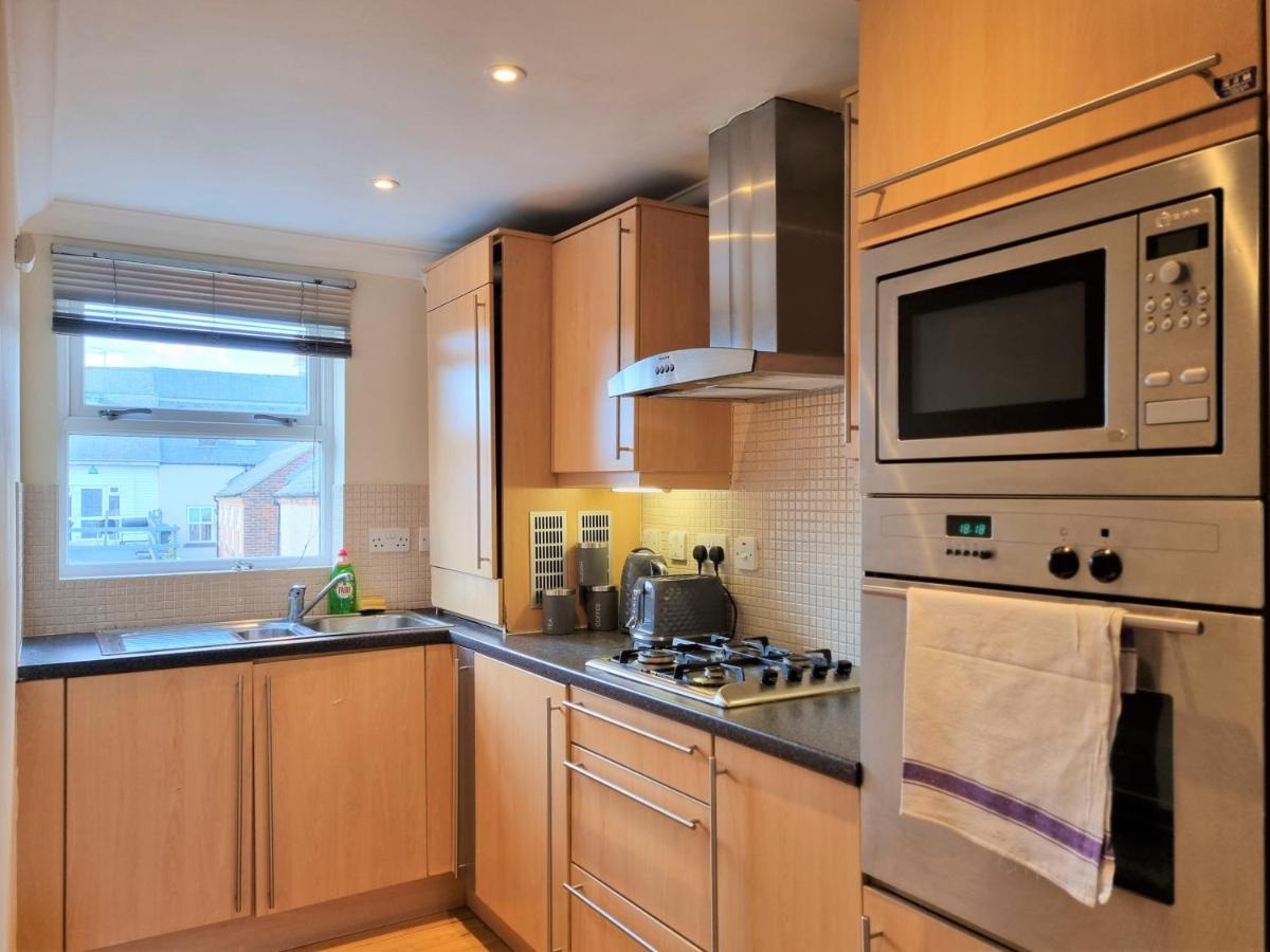 Godwin Court Apartments Swindon Exterior photo